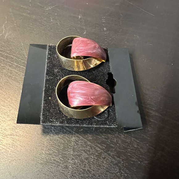 CUTE! Vintage Inspired Enamel & Gold Tone Earrings ✨ - Picture 6 of 9